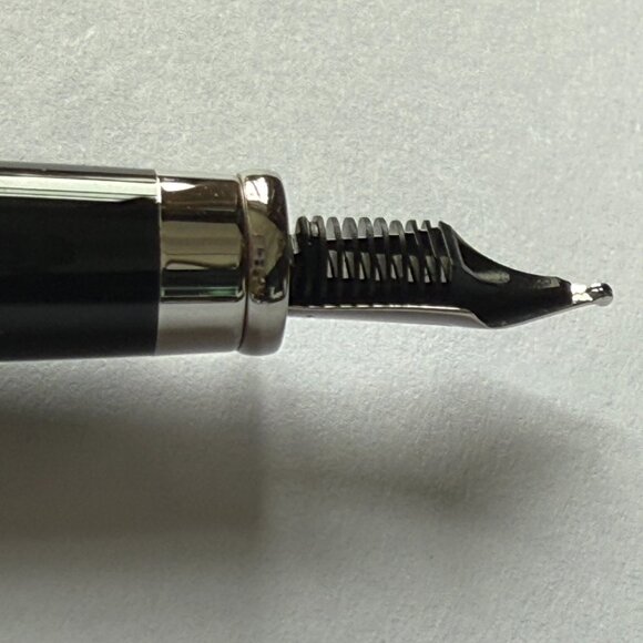 Cartier Trinity Fountain Pen – Bordeaux Lacquer & Gold Trim w/Box - Picture 10 of 11